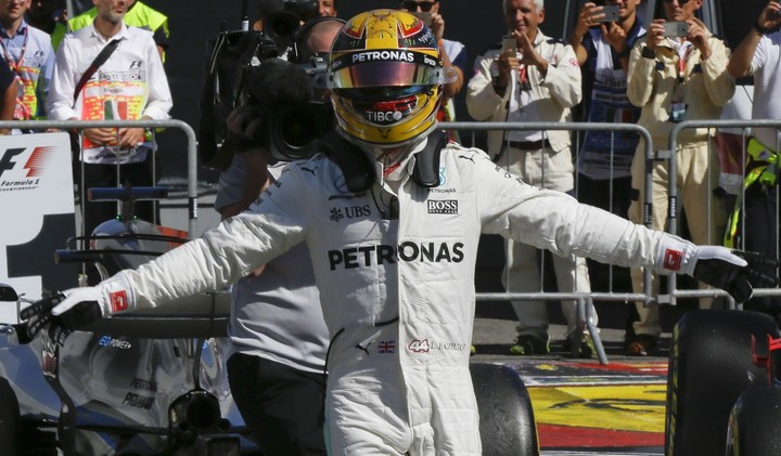 Hamiltona katapultovalo víťazstvo v Monze na čelo šampionátu